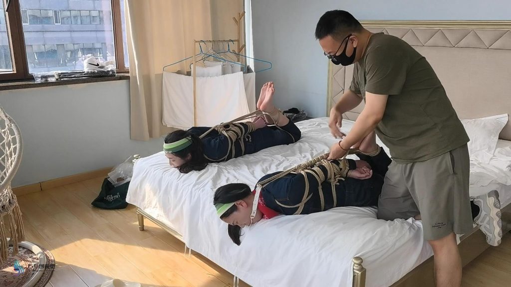 【JS】【宫怡】【欣妍】双女牛仔超紧直臂驷马/口球堵嘴/裸足/放置-逍遥自在