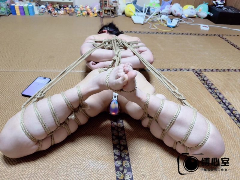 【缚心室】可爱女学生体验啵啵贝，秒C神器，超长时长失控模式。驷马紧缚，完全无力挣扎，只能不停地哀嚎求饶，爽到脱力（含采访）-逍遥自在