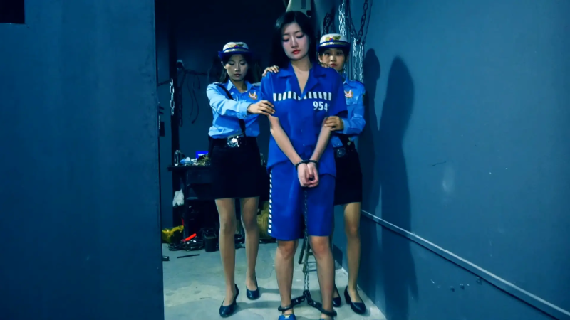 胜景影视 《罪犯柳含烟的末日》下集 柳含烟被判死刑戴死铐羁押在牢中最后被注射死刑走向末日-逍遥自在