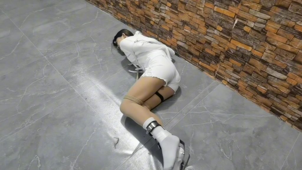 HD飞天 让希希穿上铁钉高跟 下面放入电击玩具 远程操作强行猫步走-逍遥自在