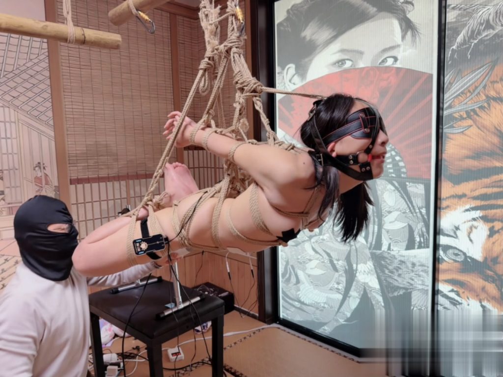 【缚心室】健身女教练的极限吊缚！空中超紧后手直臂驷马吊缚，郊狼+炮击+AV棒折磨-逍遥自在