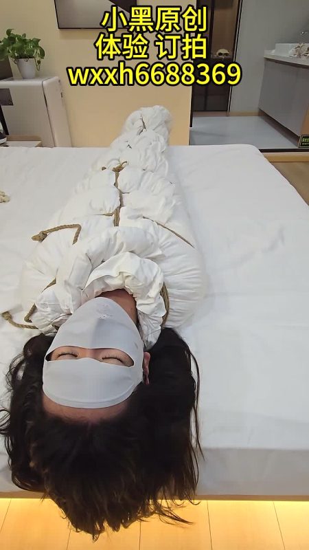 《小黑原创》棉被包裹木乃伊，羞辱踩踏玩弄，内置[X_X]，最后塑料袋套头[X_X]-逍遥自在