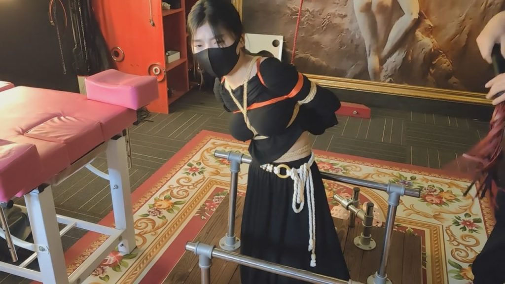 意之窗 圈里小爱慕第一次拍摄 鞭打 炸裂的身材 很有感觉-逍遥自在