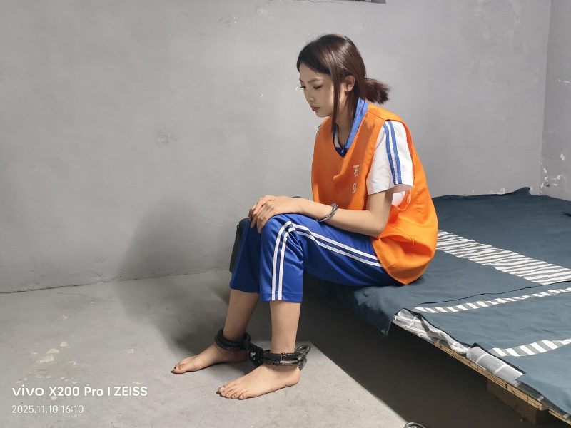 【鑫鑫工作室】花季少年不归路 上集 【鑫鑫工作室】张涵是一位18岁的女学生，她因帮助其同学哥哥王强运送D品而被J抓获。-逍遥自在