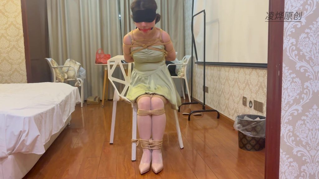 凌day 新模小鱼体验（吊带+薄荷绿丝、地雷系服装+肉丝+高跟鞋，捆绑+堵嘴+挣扎）-逍遥自在