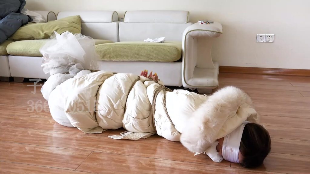 【子衿原创】20410 定拍欢欢 婚纱羽绒服捆绑丝巾蒙眼堵嘴挣扎-逍遥自在