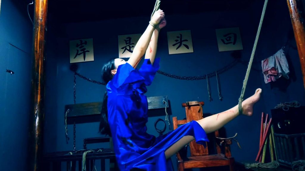 胜景影视 《炼狱英魂》上集 联络员被叛徒出卖被特务抓捕后遭受女特务的鞭打坐老虎凳吊绑等酷刑-逍遥自在