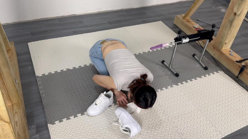 【YM出品】第七十四部 客户定拍《囚禁紧身牛仔裤少女》-逍遥自在