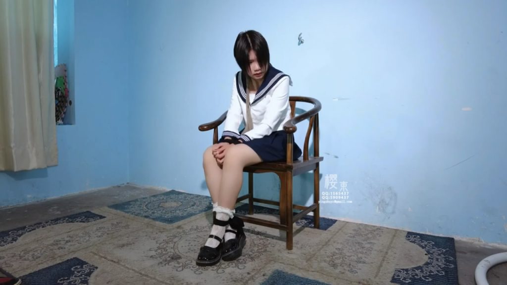 【樱束原创】《绑架女学生》被绑架来的女学生居然想逃跑被抓住丝袜捆绑在椅子上狠狠的鞭打折磨！扒衣羞辱戴吸R器棒棒震动强G！丝袜塞嘴！多层丝袜套头教训惊慌害怕的挣扎自救无果-逍遥自在