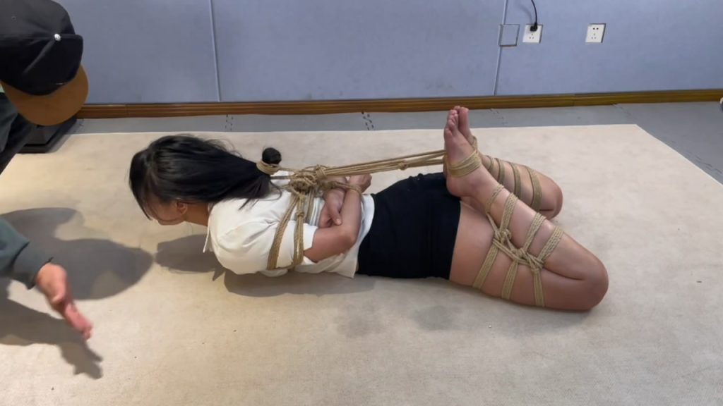 龙飞绳艺 驷马折腿 吊缚 tk抽打 新人-逍遥自在