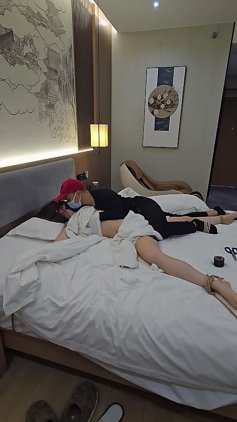 《小黑原创》嘴里塞着袜子，胶带堵嘴蒙眼，床上大字缚-逍遥自在