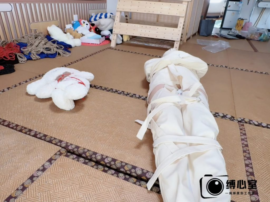 【缚心室】80多斤女学生的绝望之旅，啵啵贝+拘束衣极致束缚，秒C神器，失控模式下剧烈挣扎，满地打滚无法挣脱，GC到绝望-逍遥自在