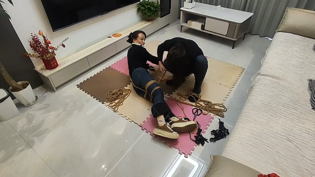 夜色撩人 居家游戏（两女玩绳子发生意外）-逍遥自在