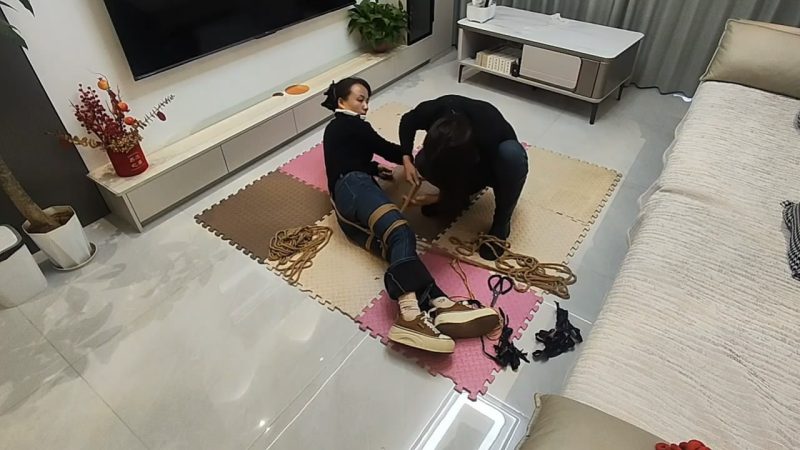 夜色撩人 居家游戏（两女玩绳子发生意外）-逍遥自在