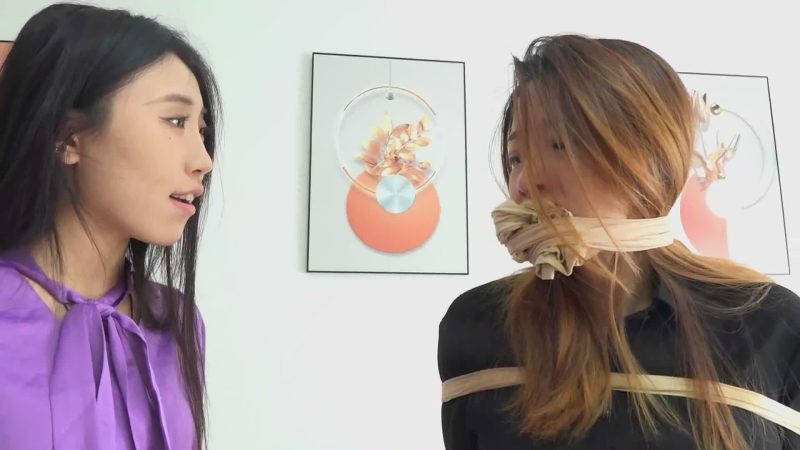 逍遥定拍 [楼上的高跟鞋声- 上]楼上的美女每天都穿着高跟鞋走来走去，惹怒了楼下的美女，随后2人在理论中打斗起来。楼下美女不敌，被丝袜捆绑全包-逍遥自在