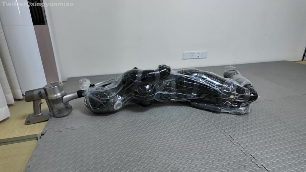 鹿角与猫爪 《全身乳胶化口便器/装袋绝闷真空塑封》尼龙绑带后手缚，并腿拘束-逍遥自在