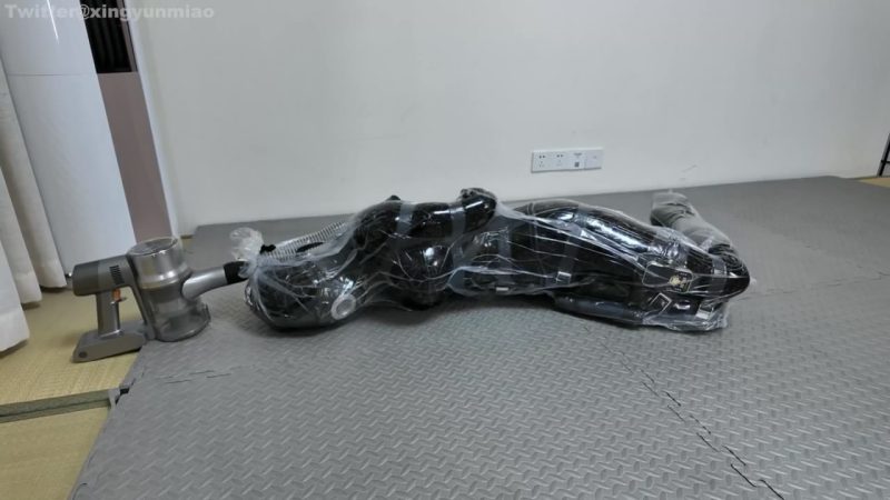 鹿角与猫爪 《全身乳胶化口便器/装袋绝闷真空塑封》尼龙绑带后手缚，并腿拘束-逍遥自在