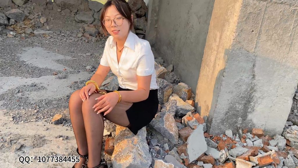 【山鬼工作室】真实女教师夏可制服诱惑，户外镣铐捆绑-逍遥自在