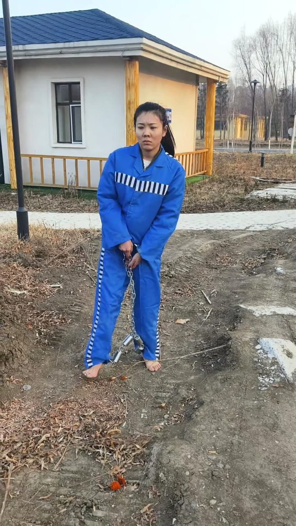 妮妮定拍 女囚犯妮妮重型镣铐户外活动-逍遥自在