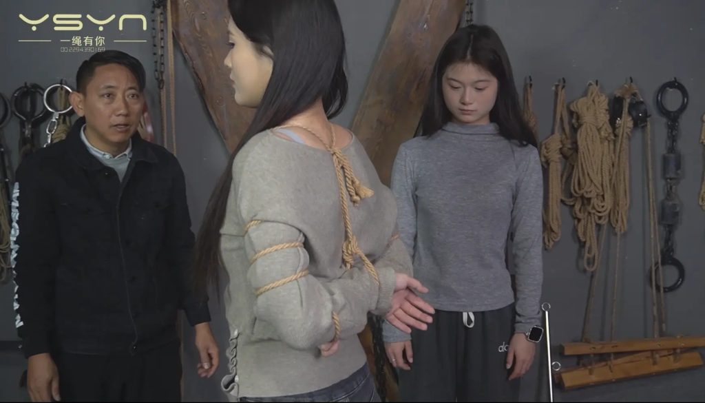 一绳有你 【双柳体验】柳依带来自己的小妹柳亦菲来到基地体验各种金属道具拶子绑住手腕吊起互绑五花-逍遥自在