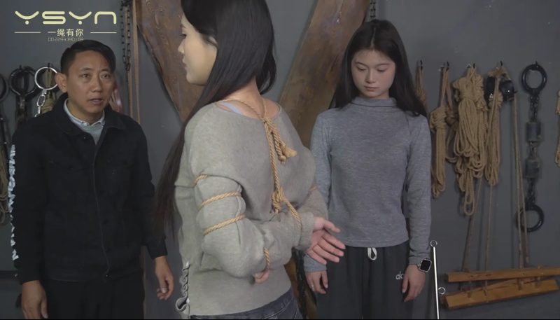 一绳有你 【双柳体验】柳依带来自己的小妹柳亦菲来到基地体验各种金属道具拶子绑住手腕吊起互绑五花-逍遥自在