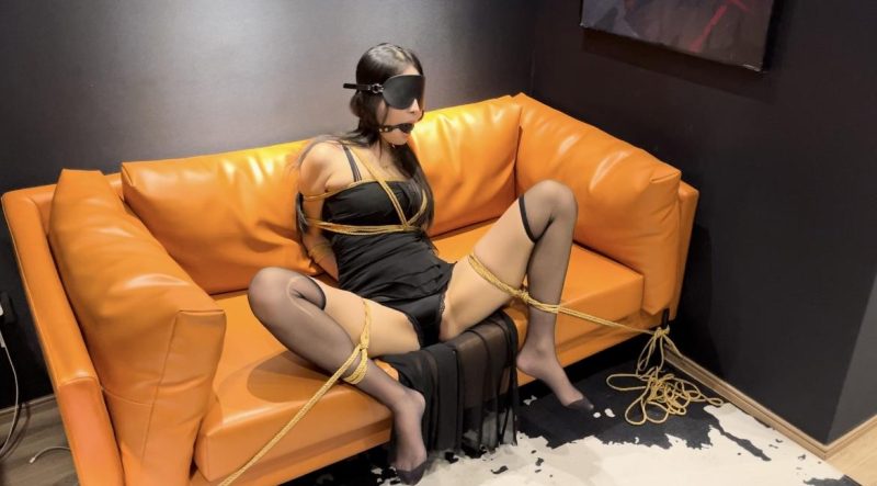 【执念】粗大龙根进入言言的体内，痛苦的哀嚎声，炮机的快速抽查，弄得下面全是水，内裤都湿透了，尽情的玩弄羞辱-逍遥自在