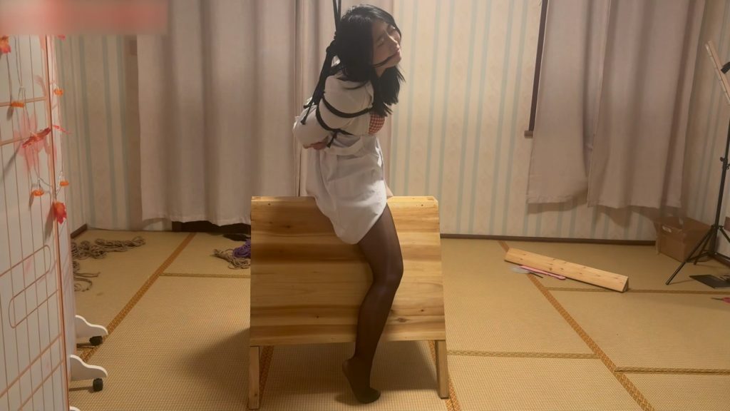 【悦感日记】小美直臂并肘紧缚|体验木马刑具|踮脚玉足|布条麻绳勒嘴-逍遥自在