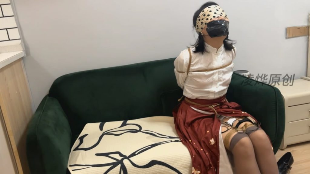 凌day 杏子定拍2（紧缚逃脱挑战：马面裙+灰丝+蒙眼封嘴+郊狼）-逍遥自在