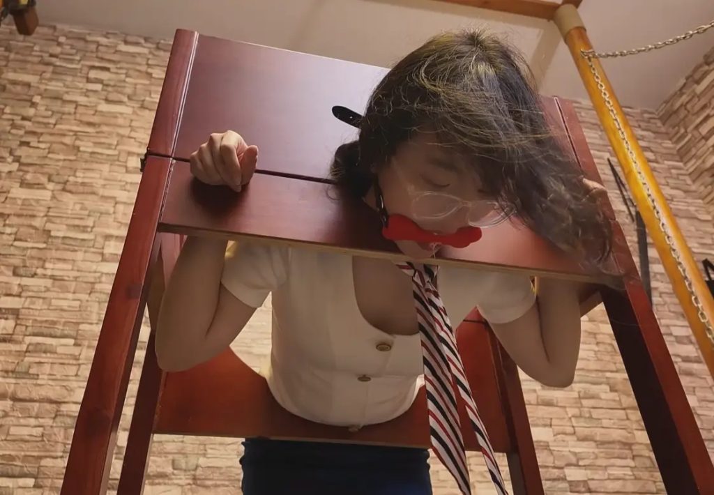 一绳所爱 《李佳怡被固定在邢架》-逍遥自在