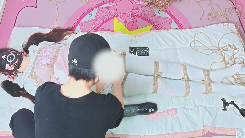 【一颗露露子】白丝双马尾驷马吊，郊狼肆虐粉色心情震D，抬头固定感宫封闭折磨-逍遥自在