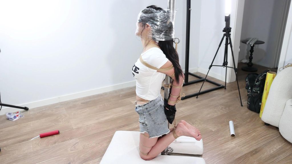 【中二病】立柱驷马，足特写，TK，保鲜膜封闭视野，轧带绑住脚趾，电动牙刷-逍遥自在