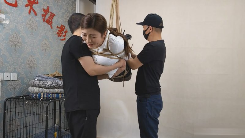 随心原创 佳佳自我介绍 白衬衣凌空悬吊-逍遥自在