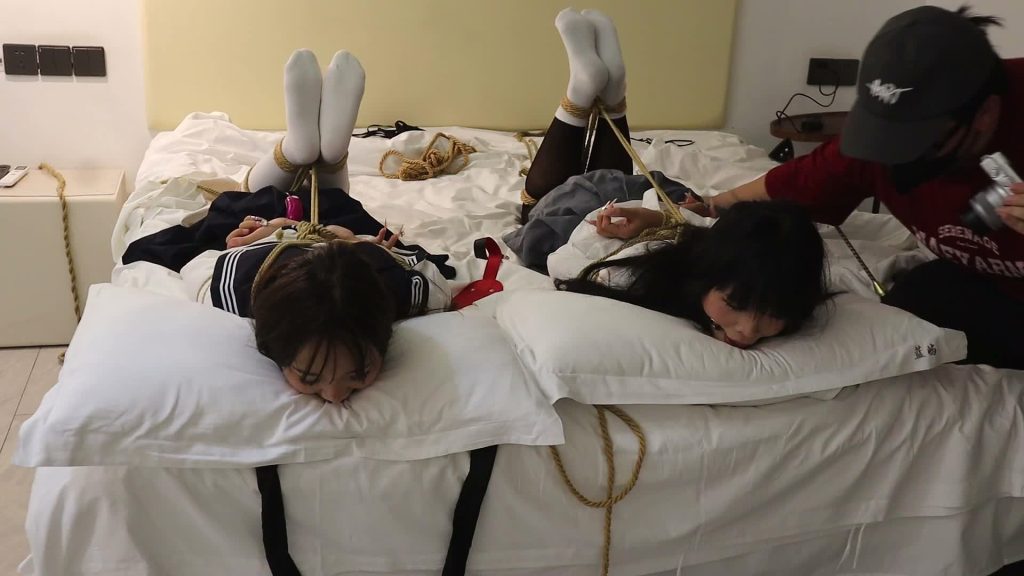 《荷仙剧本》《陌生男遮302房间的学生姐妹捕获调教》3 驷马绑学生姐妹-逍遥自在