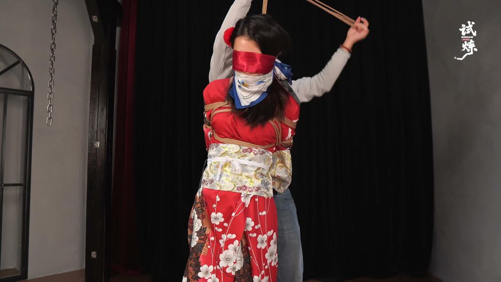 【试炼工作室】SLX250016-诺米和服肉丝单腿吊+郊狼+啵啵贝+丝巾堵嘴+采访+赠送片段（二合一）-逍遥自在