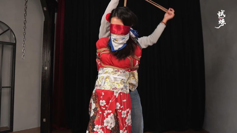 【试炼工作室】SLX250016-诺米和服肉丝单腿吊+郊狼+啵啵贝+丝巾堵嘴+采访+赠送片段（二合一）-逍遥自在