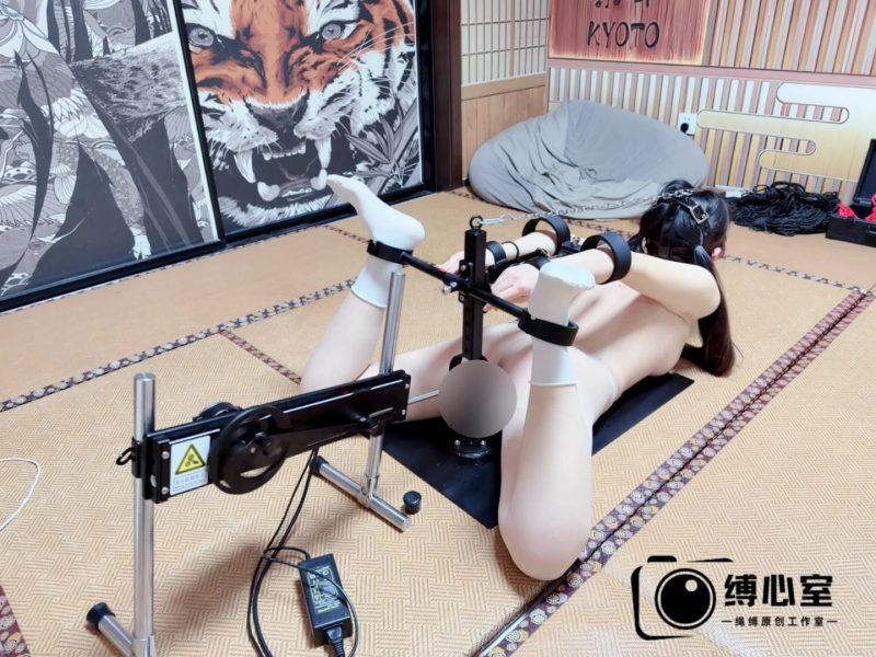 【缚心室】肉丝双马尾女学生挑战后手直臂驷马架，肉丝小白袜，炮机+AV棒折磨，美好的身躯在痛苦和快感交杂中不停扭动-逍遥自在