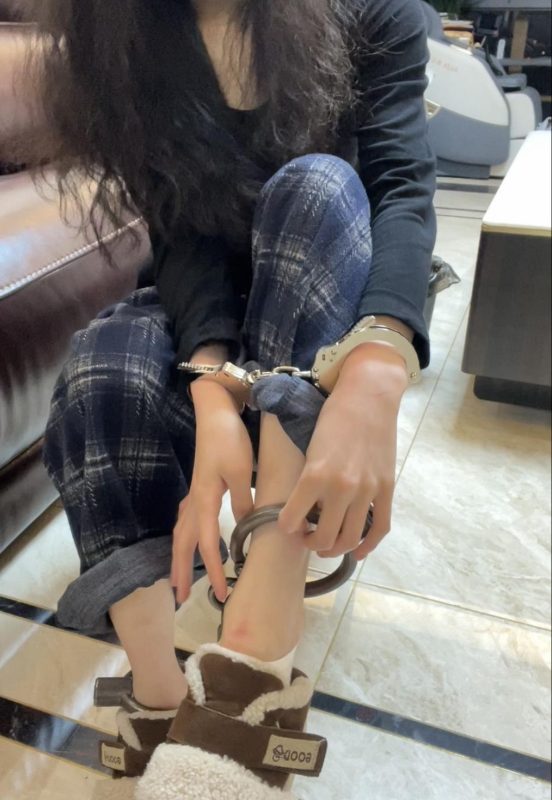 布莱恩 戴镣铐生活的大二女生-宅家日常-逍遥自在