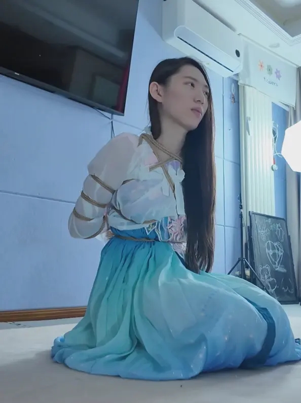 一绳所爱 《卢曼莹汉服五花放置》-逍遥自在