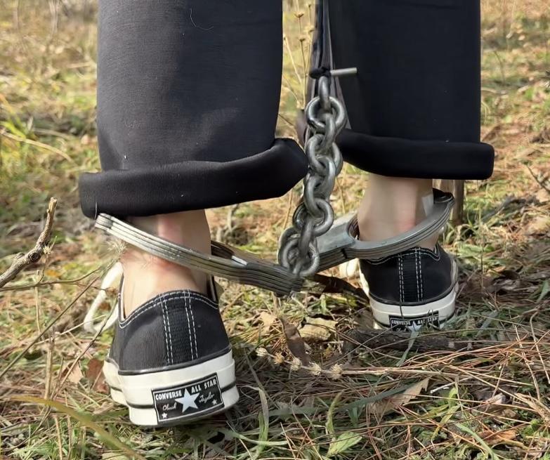 布莱恩 戴脚镣爬山的匡威女孩-两副脚镣-逍遥自在