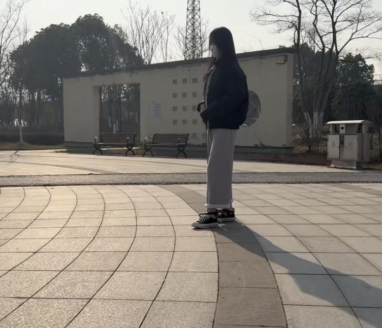 布莱恩 匡威女孩白天公园玩镣铐-冬日里的5斤重镣-逍遥自在