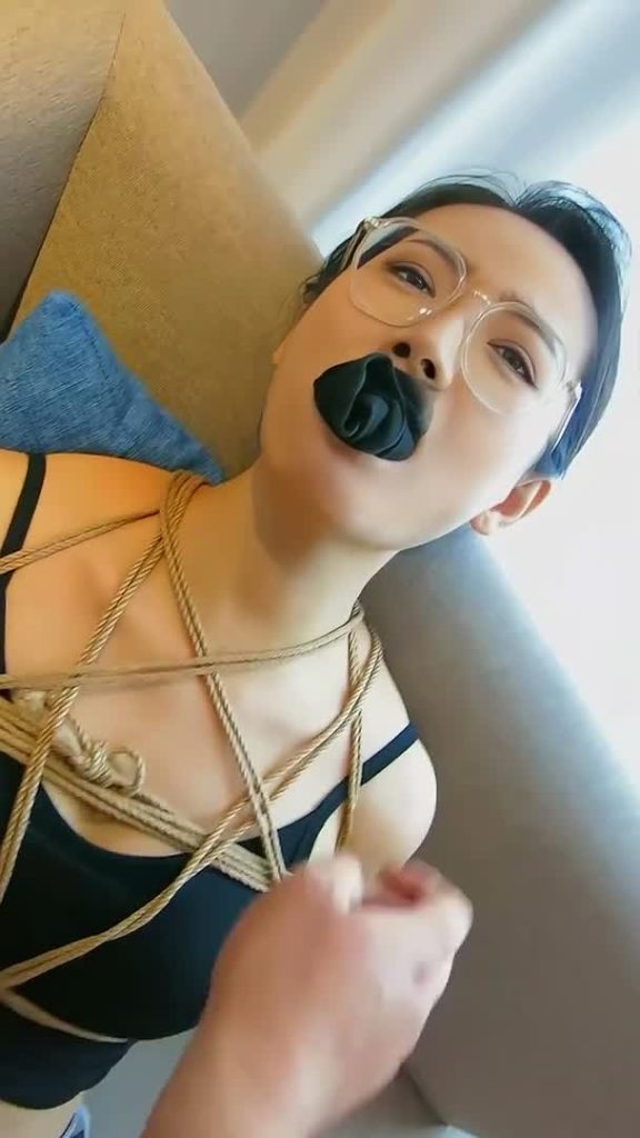 玩绳男孩 知性美教师姐姐黑色吊带牛仔裤和蓝色制服紧缚-逍遥自在