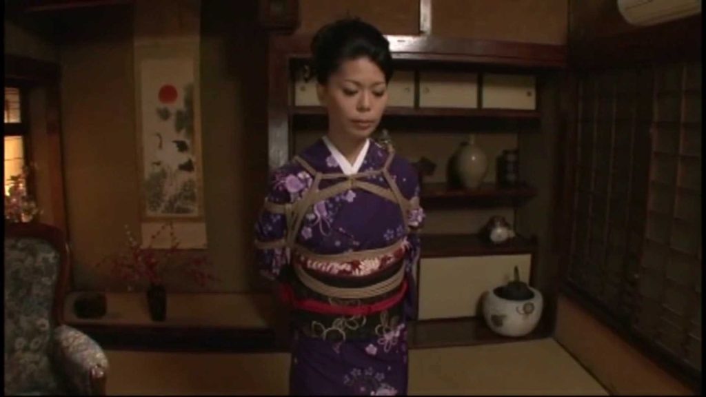 【日韩绳艺】完全陷入在麻绳紧缚吊缚的受虐痛苦之中无助挣扎的和服成熟女人-逍遥自在