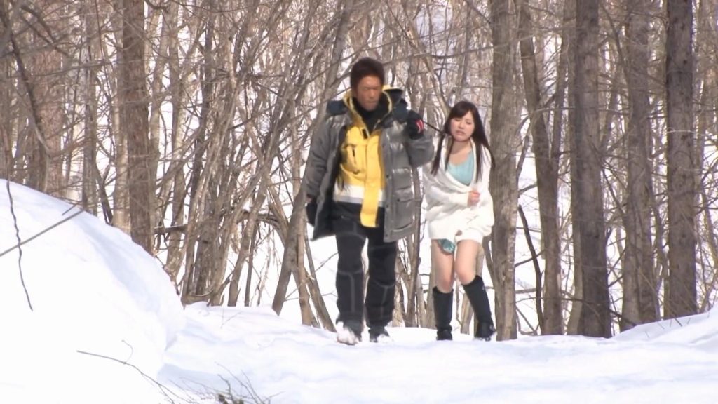 【日韩绳艺】白目极寒冰天雪地束缚调教女M的颤抖 1-逍遥自在