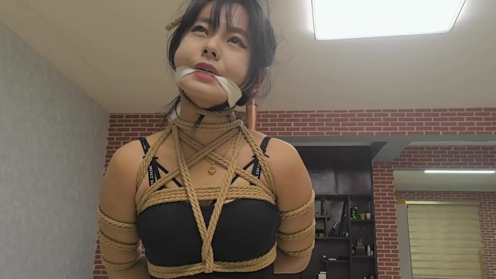 精致  18岁高中舞蹈女生高沈氏犯下杀夫罪后五花大绑游街，挠脚心-逍遥自在