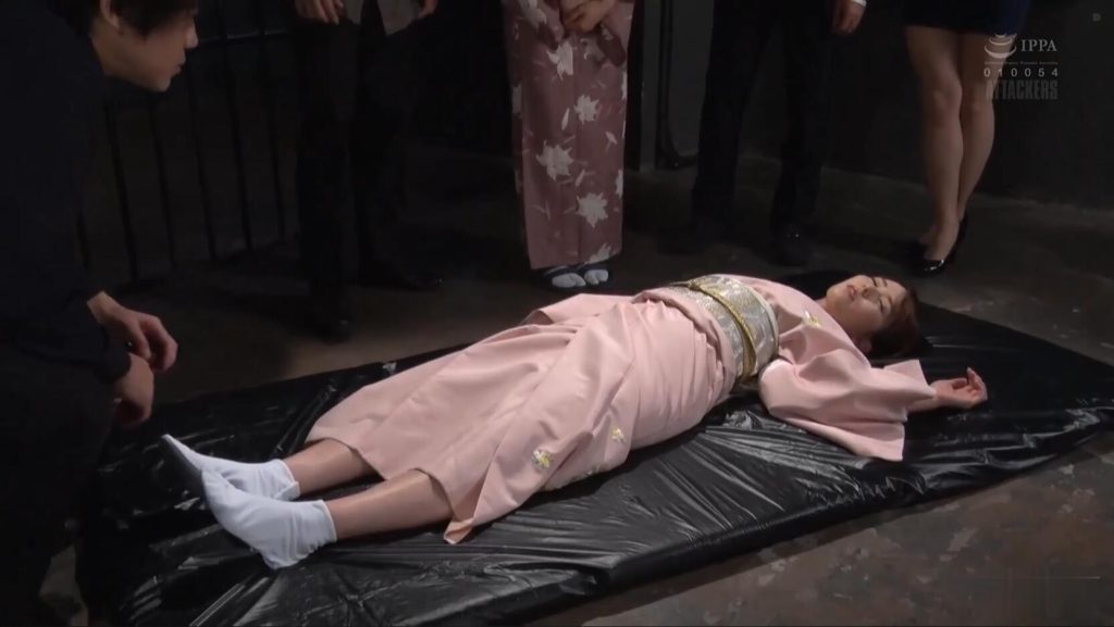 【日韩绳艺】和服花电车女闺蜜友谊的出卖被监禁饲养完全堕落成奴隶的人妻-逍遥自在