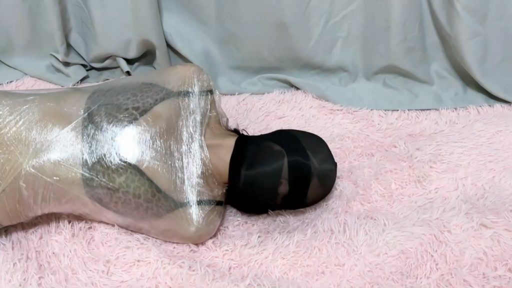 水彩笔 素人妹子内衣黑丝全身紧包保鲜袋挣扎逃脱。全程塑料袋+多层丝袜套头无法呼-逍遥自在