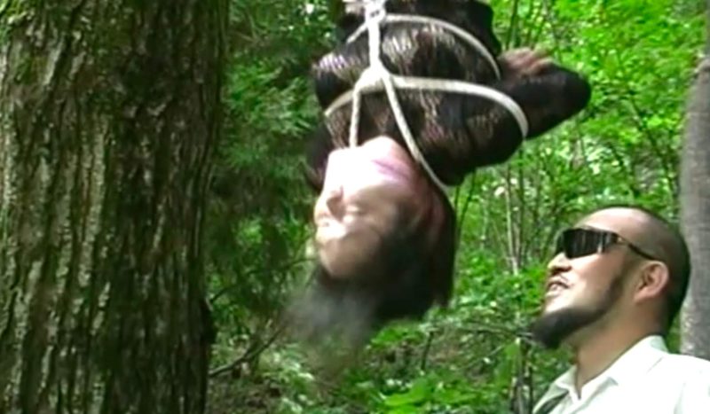 【日韩绳艺】绳缚户外紧缚逆吊蜡烛浣肠鞭打火刑中承受痛苦的年轻奴隶人妻-逍遥自在