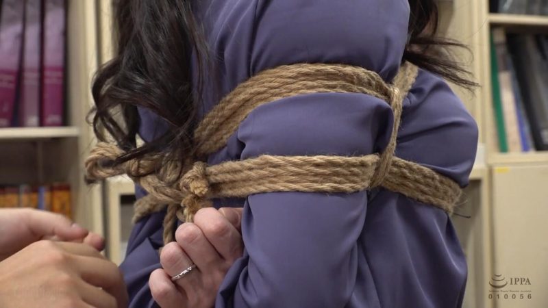 【日韩绳艺】陷入家畜被麻绳紧缚娼娣羞恥极度姦淫滚烫热烛为开发满足新人巨乳人妻觉醒-逍遥自在