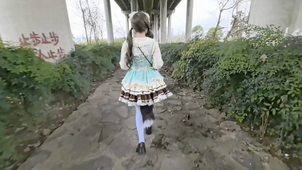 FXX 暴走的小萝莉 她说：我想体验众目睽睽下的羞耻感，震动 贞操锁 电击器 狐尾-逍遥自在