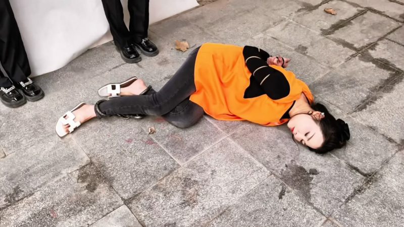 忘忧社 一名女犯人被抓获，进行例行搜身检查后被带上手铐。审问时，她自称江红-逍遥自在